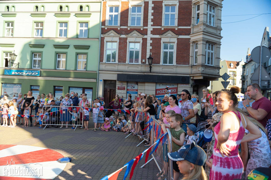 Baśniowa podróż klaunów spektakl uliczny - fotorelacja