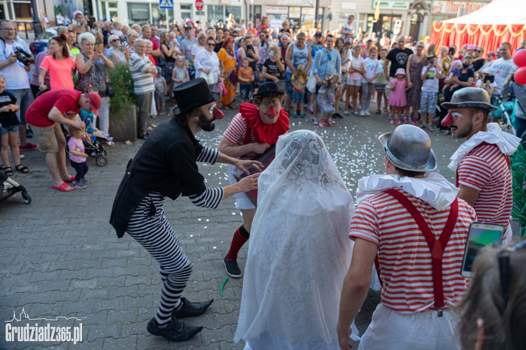 Baśniowa podróż klaunów spektakl uliczny - fotorelacja