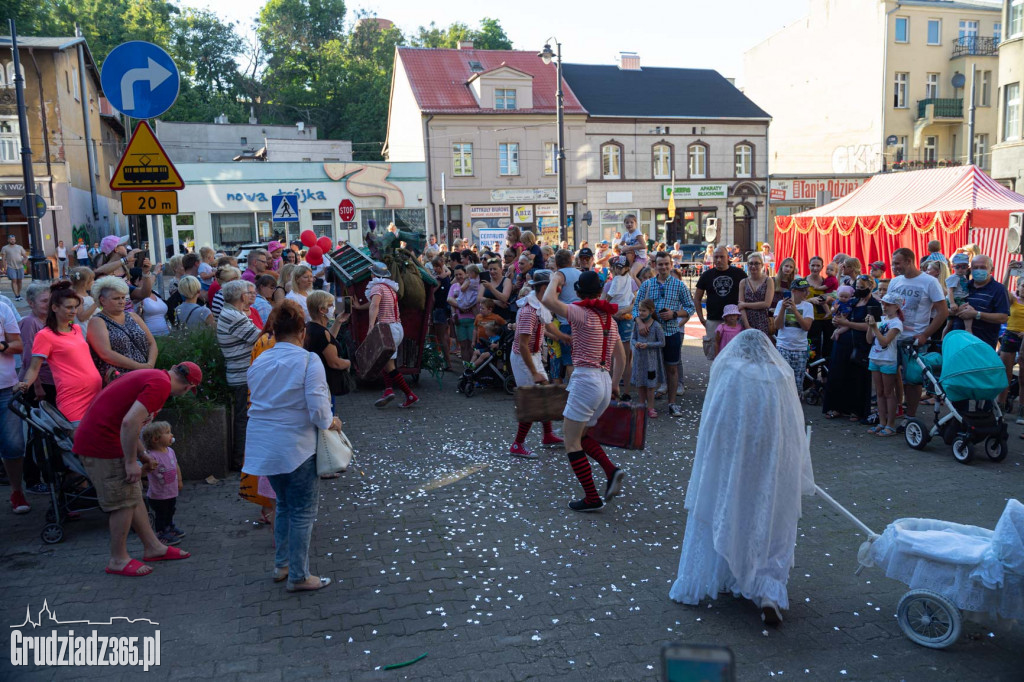 Baśniowa podróż klaunów spektakl uliczny - fotorelacja