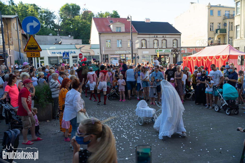 Baśniowa podróż klaunów spektakl uliczny - fotorelacja