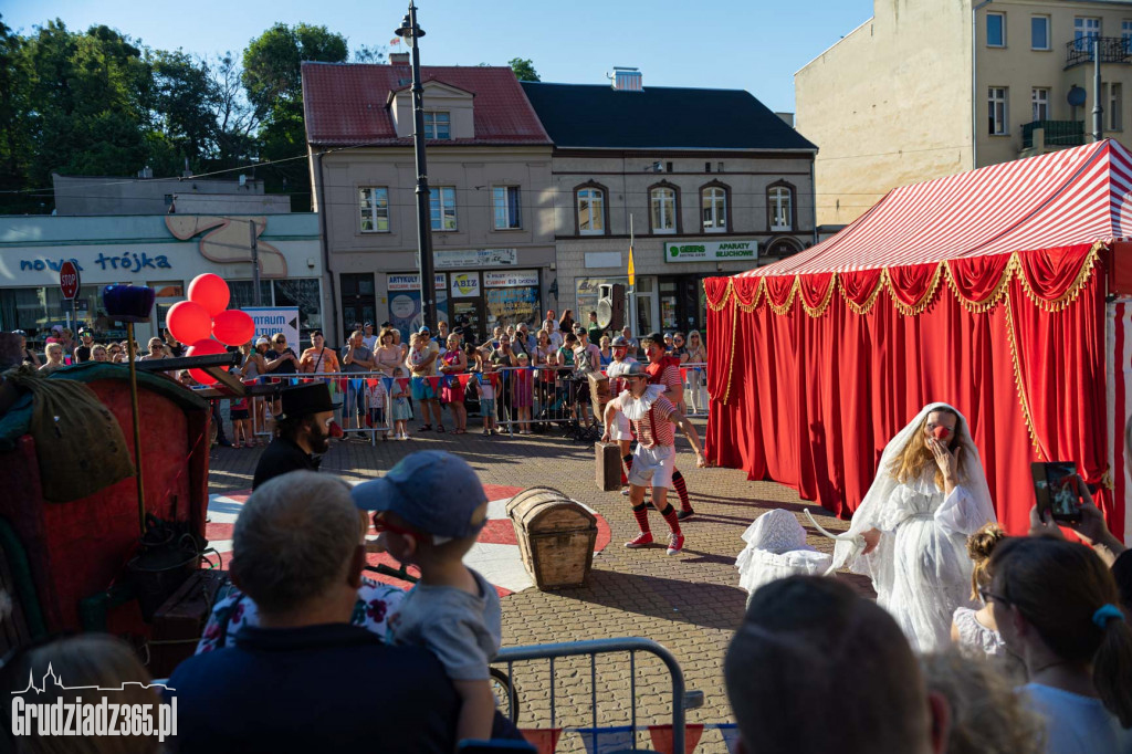 Baśniowa podróż klaunów spektakl uliczny - fotorelacja