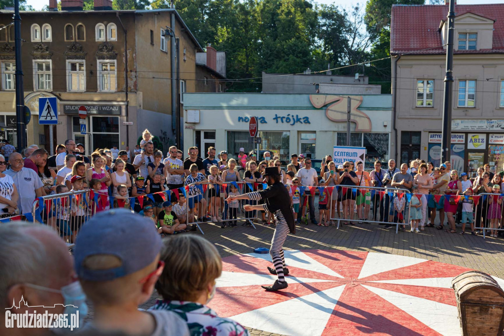 Baśniowa podróż klaunów spektakl uliczny - fotorelacja