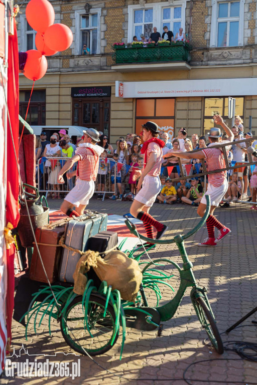 Baśniowa podróż klaunów spektakl uliczny - fotorelacja