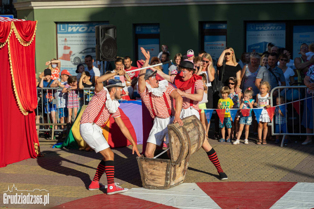 Baśniowa podróż klaunów spektakl uliczny - fotorelacja