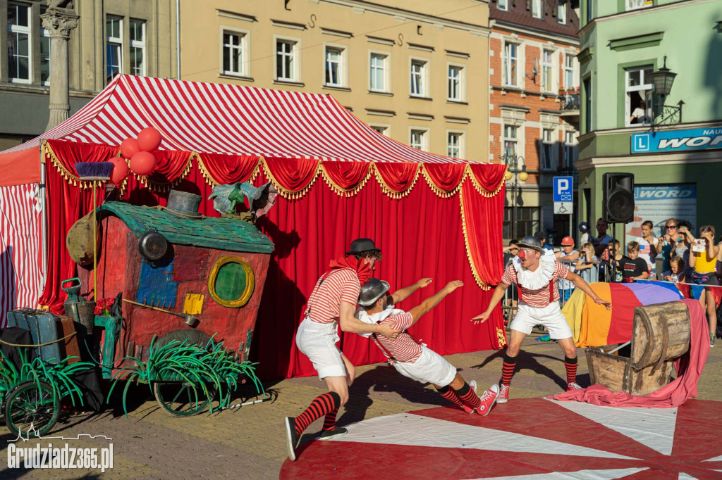 Baśniowa podróż klaunów spektakl uliczny - fotorelacja