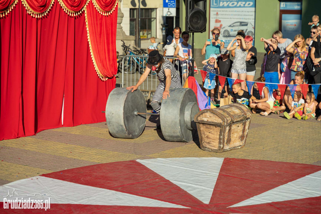 Baśniowa podróż klaunów spektakl uliczny - fotorelacja