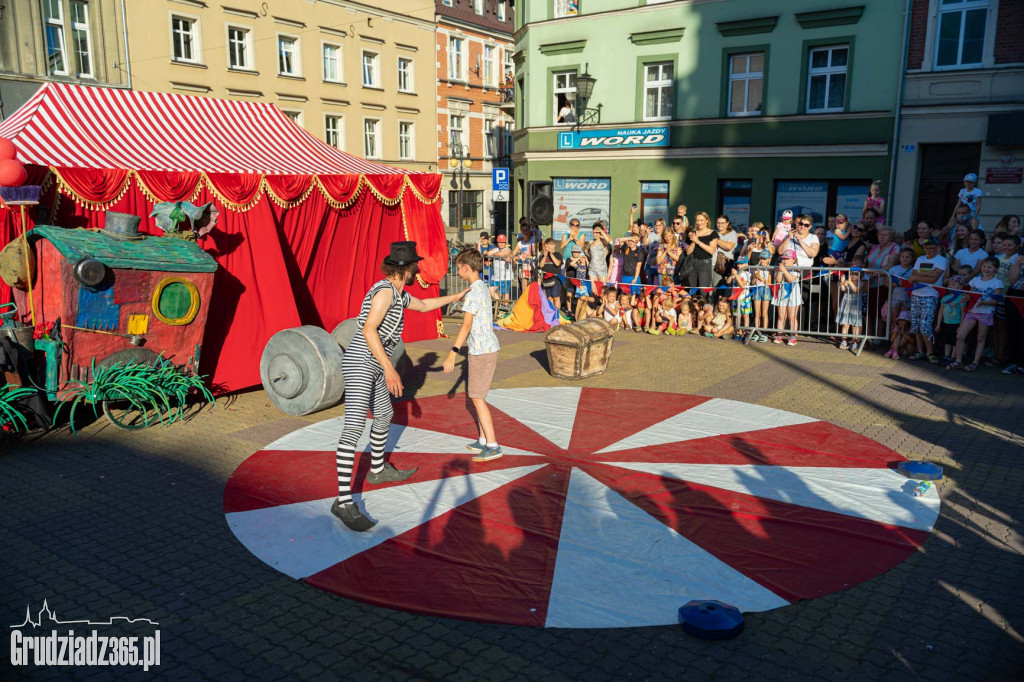 Baśniowa podróż klaunów spektakl uliczny - fotorelacja