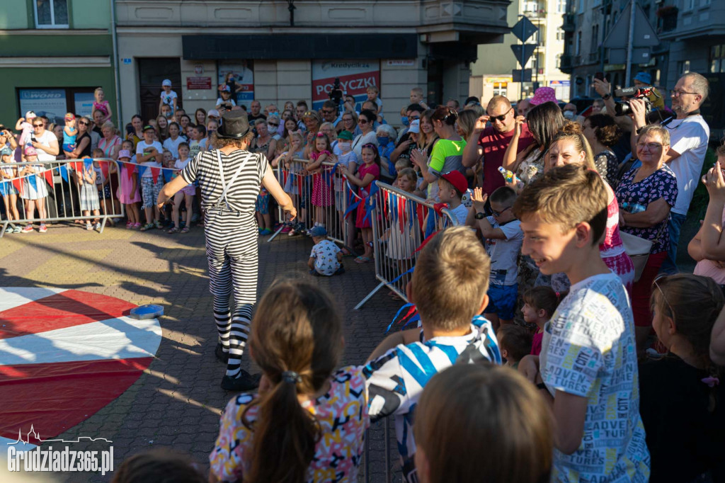 Baśniowa podróż klaunów spektakl uliczny - fotorelacja