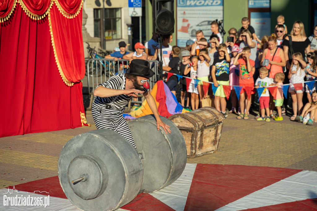 Baśniowa podróż klaunów spektakl uliczny - fotorelacja