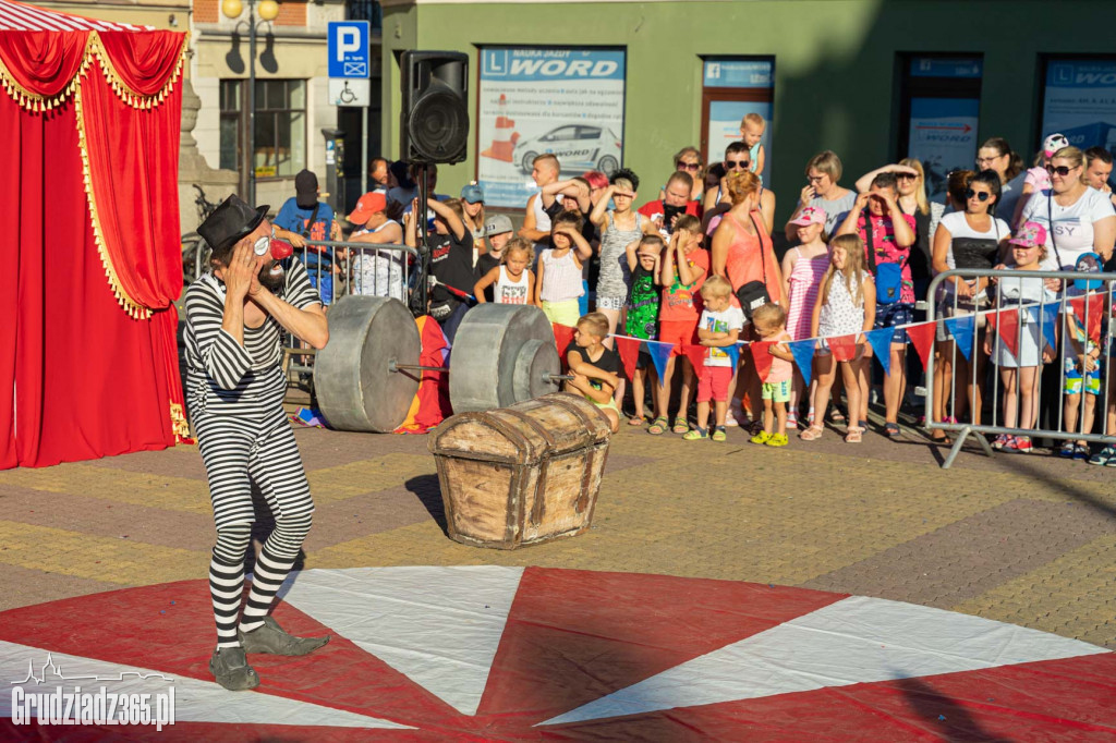 Baśniowa podróż klaunów spektakl uliczny - fotorelacja