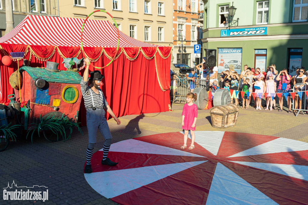 Baśniowa podróż klaunów spektakl uliczny - fotorelacja