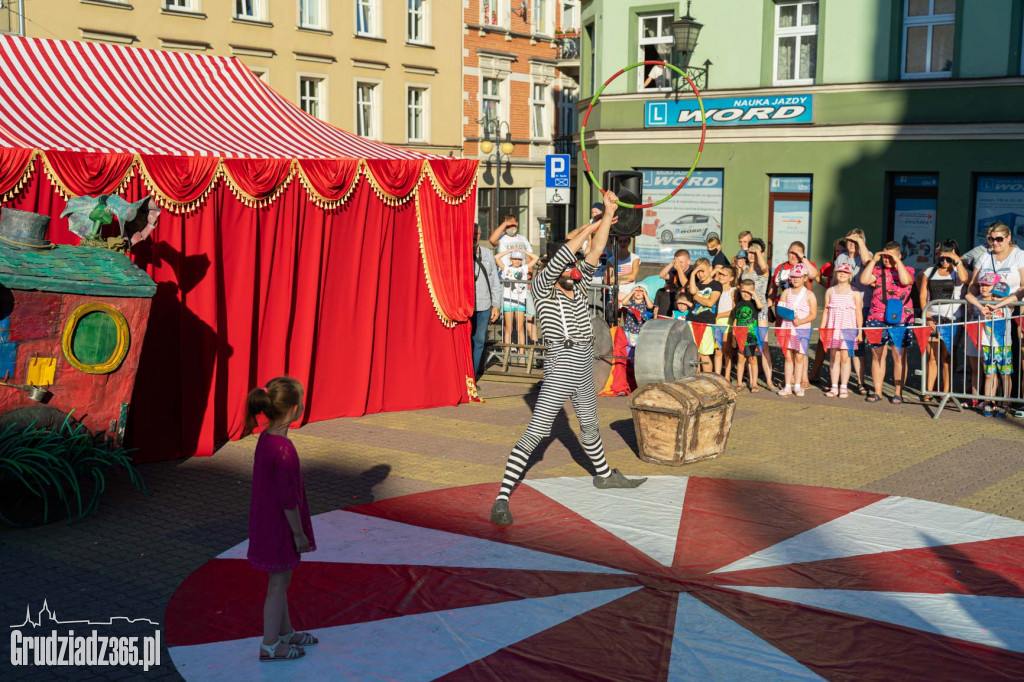 Baśniowa podróż klaunów spektakl uliczny - fotorelacja