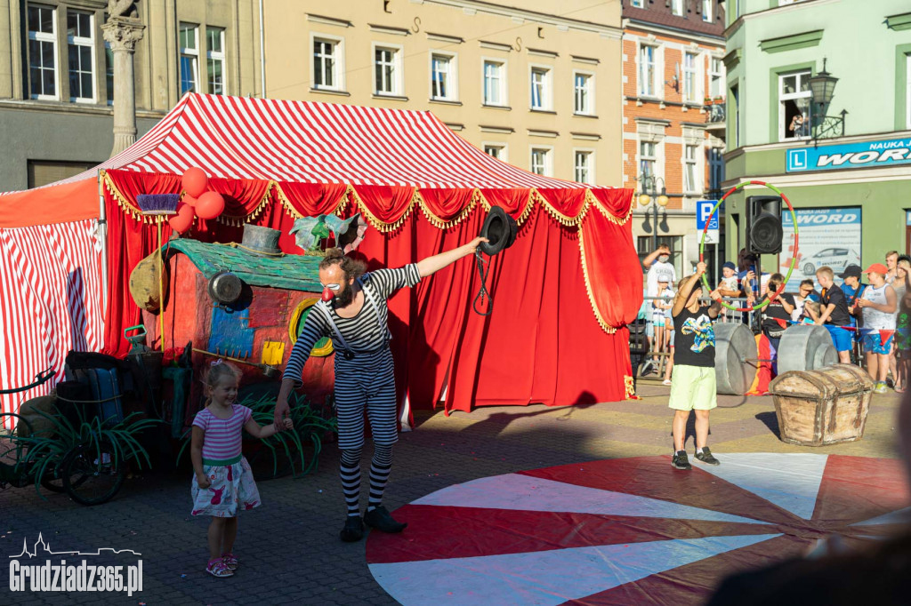 Baśniowa podróż klaunów spektakl uliczny - fotorelacja