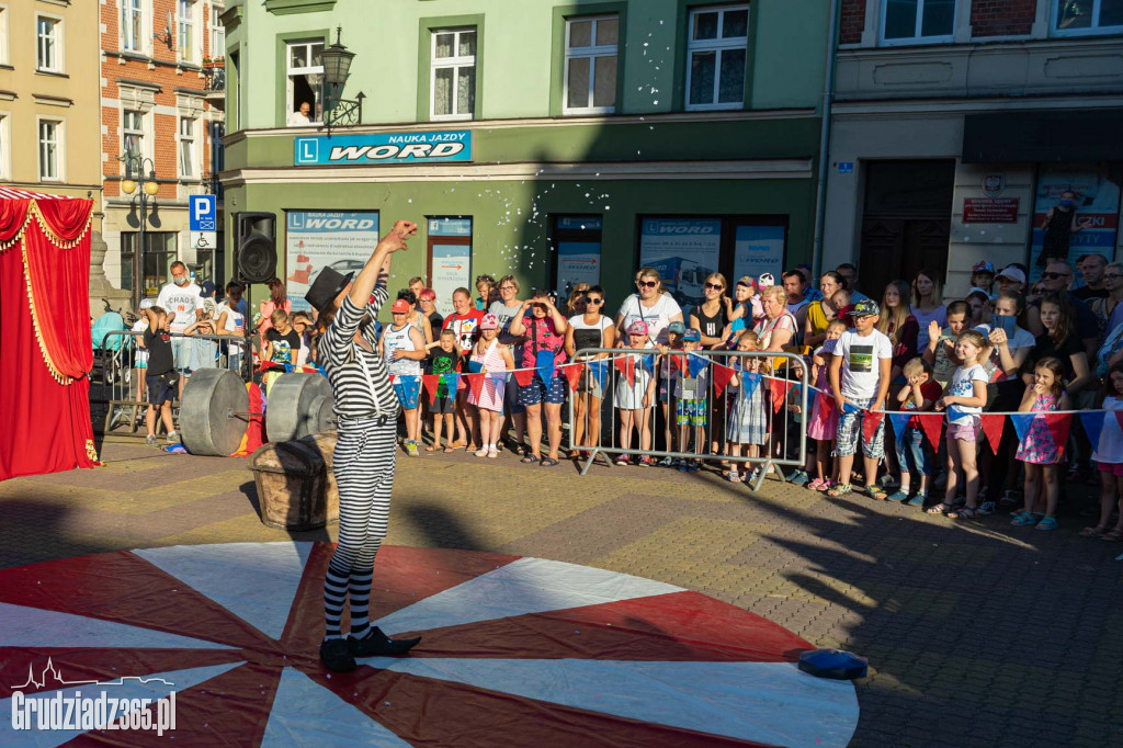 Baśniowa podróż klaunów spektakl uliczny - fotorelacja