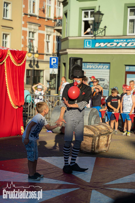 Baśniowa podróż klaunów spektakl uliczny - fotorelacja