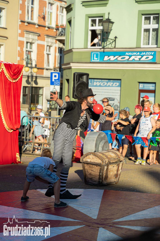 Baśniowa podróż klaunów spektakl uliczny - fotorelacja