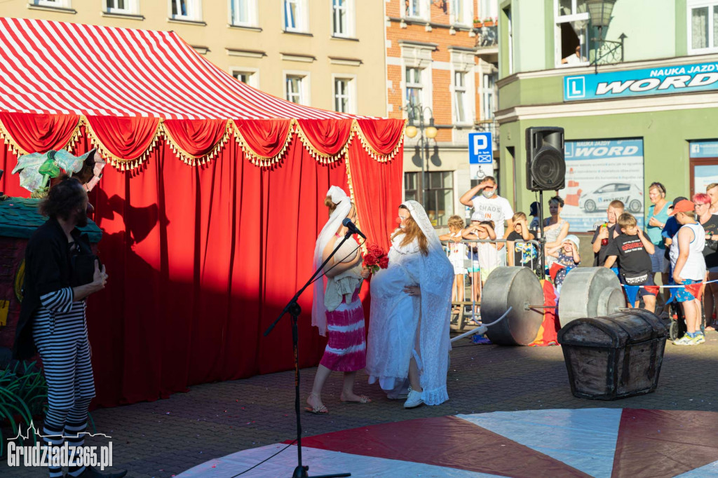 Baśniowa podróż klaunów spektakl uliczny - fotorelacja