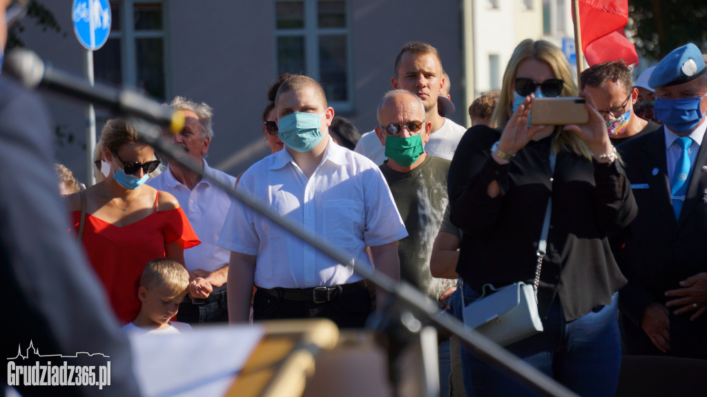 Hołd bohaterom walczącym w Powstaniu Warszawskim