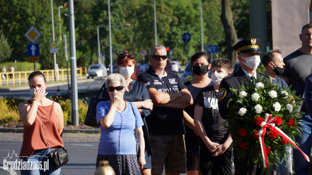 Hołd bohaterom walczącym w Powstaniu Warszawskim