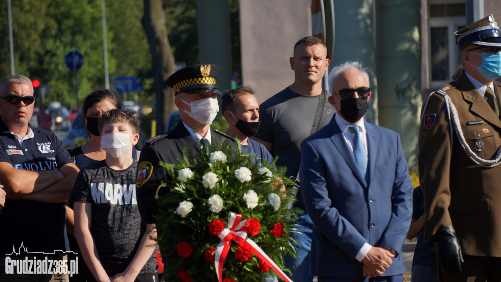 Hołd bohaterom walczącym w Powstaniu Warszawskim