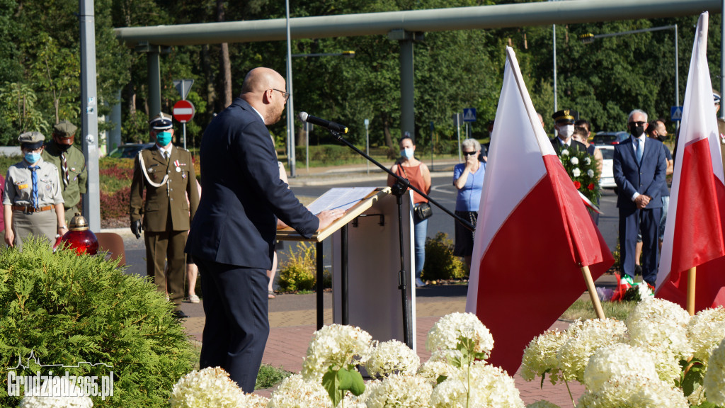 Hołd bohaterom walczącym w Powstaniu Warszawskim