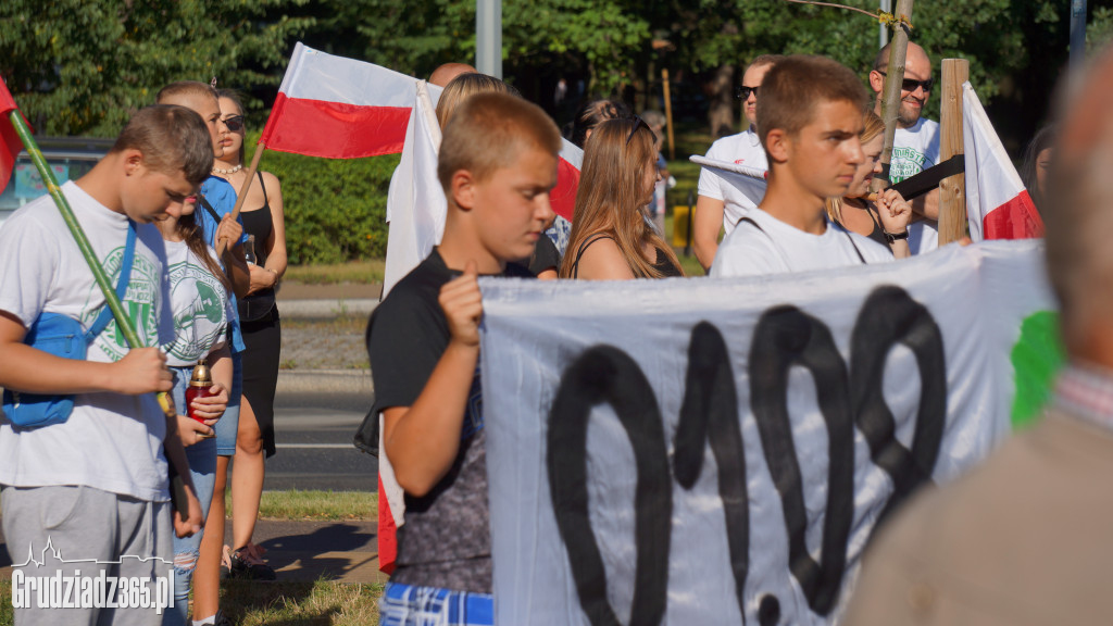 Hołd bohaterom walczącym w Powstaniu Warszawskim