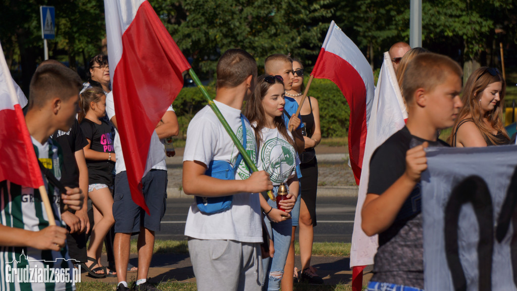 Hołd bohaterom walczącym w Powstaniu Warszawskim