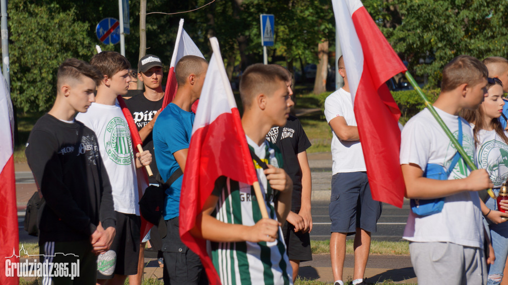 Hołd bohaterom walczącym w Powstaniu Warszawskim