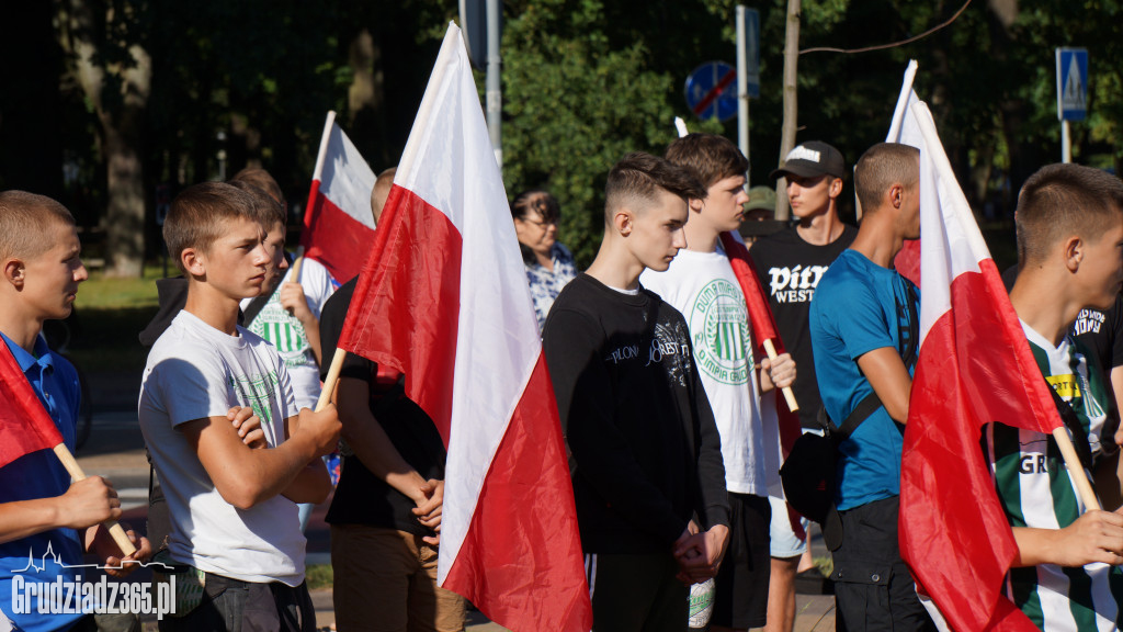 Hołd bohaterom walczącym w Powstaniu Warszawskim