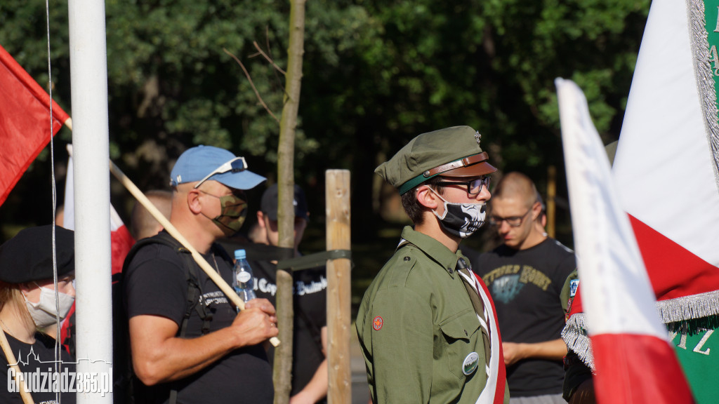 Hołd bohaterom walczącym w Powstaniu Warszawskim