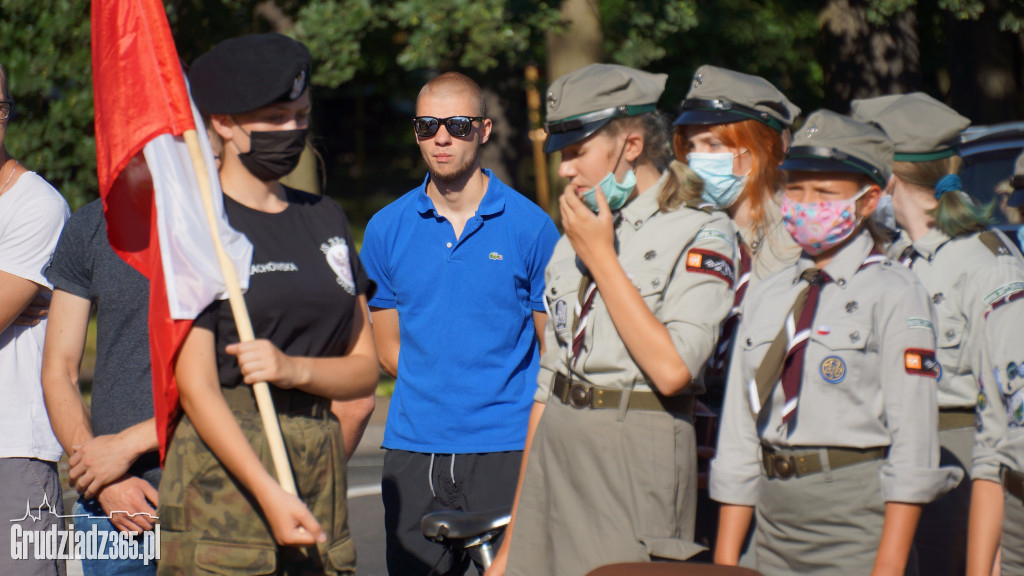 Hołd bohaterom walczącym w Powstaniu Warszawskim