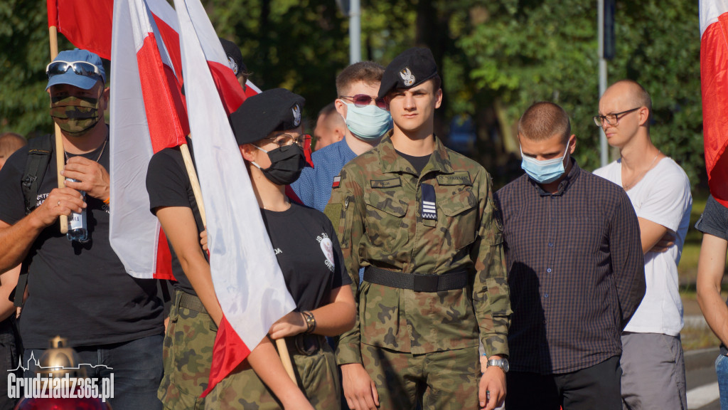 Hołd bohaterom walczącym w Powstaniu Warszawskim