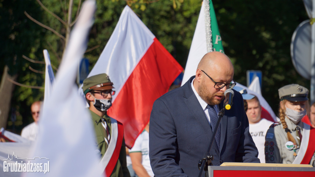 Hołd bohaterom walczącym w Powstaniu Warszawskim