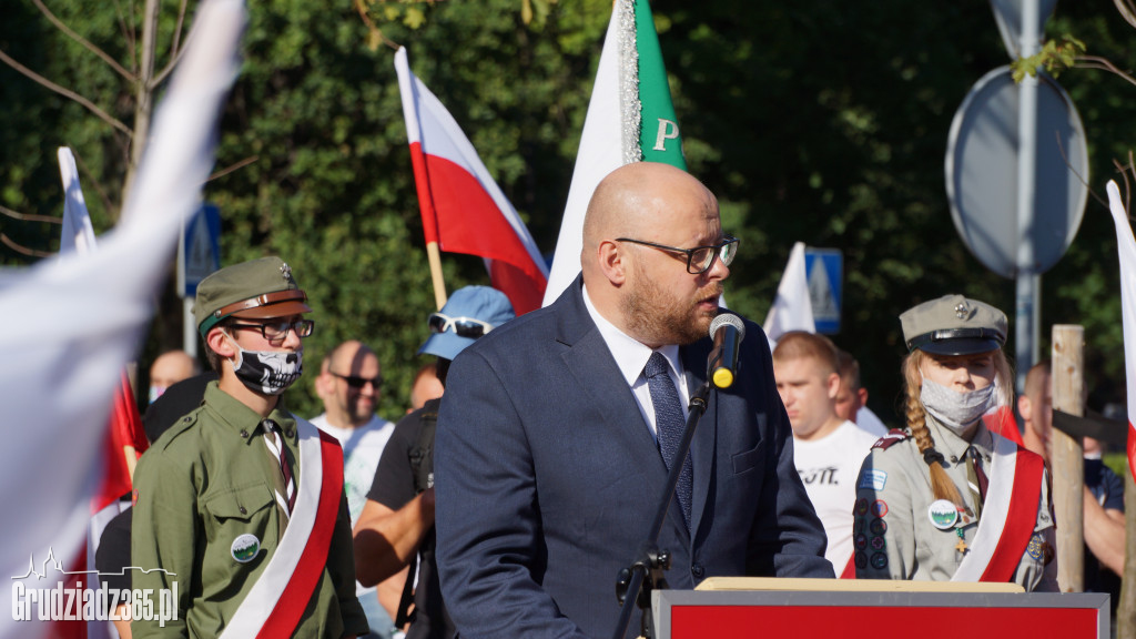 Hołd bohaterom walczącym w Powstaniu Warszawskim