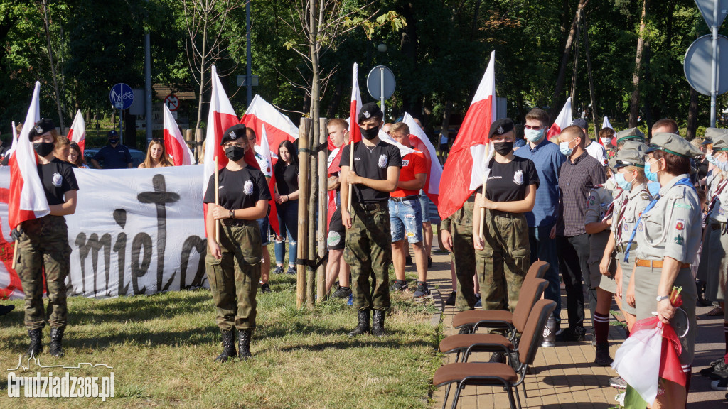 Hołd bohaterom walczącym w Powstaniu Warszawskim