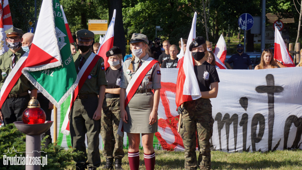 Hołd bohaterom walczącym w Powstaniu Warszawskim