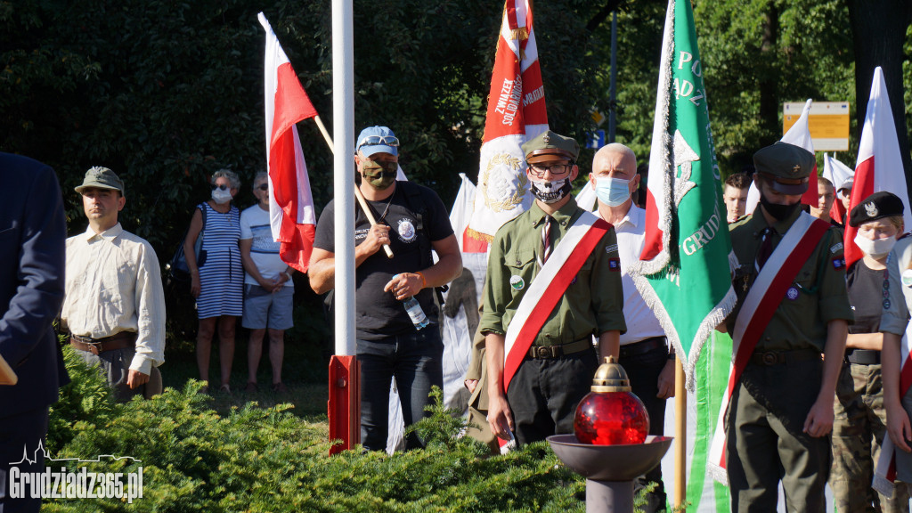 Hołd bohaterom walczącym w Powstaniu Warszawskim