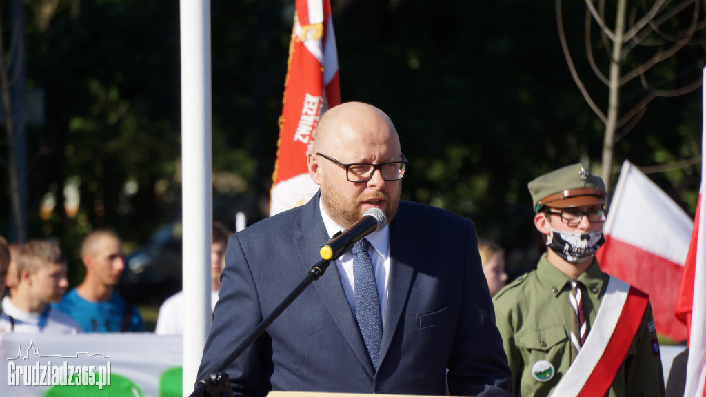 Hołd bohaterom walczącym w Powstaniu Warszawskim