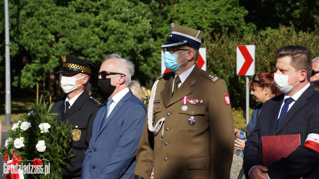 Hołd bohaterom walczącym w Powstaniu Warszawskim