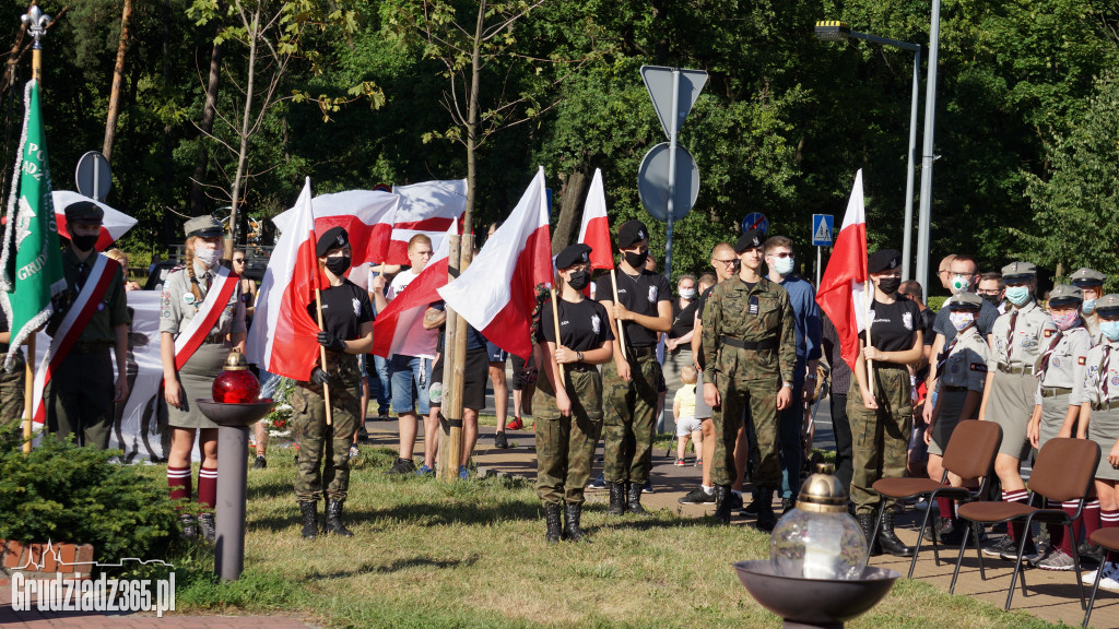 Hołd bohaterom walczącym w Powstaniu Warszawskim