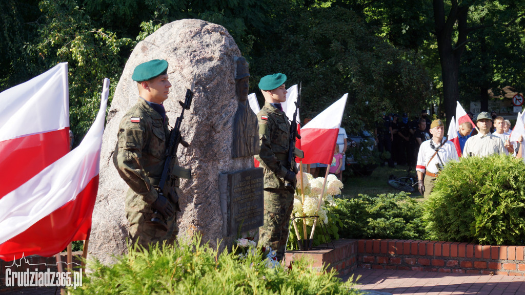 Hołd bohaterom walczącym w Powstaniu Warszawskim