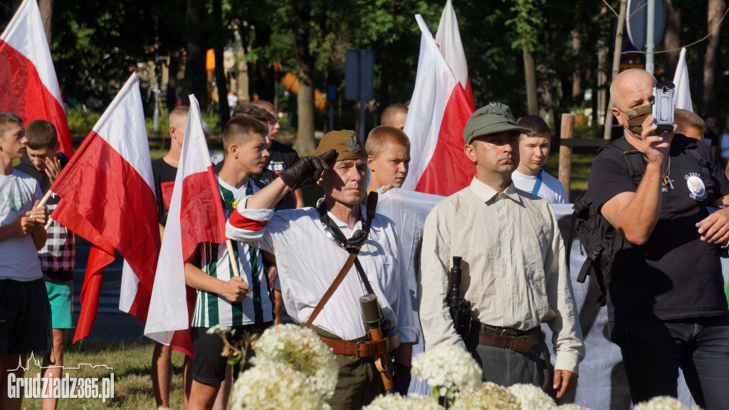 Hołd bohaterom walczącym w Powstaniu Warszawskim