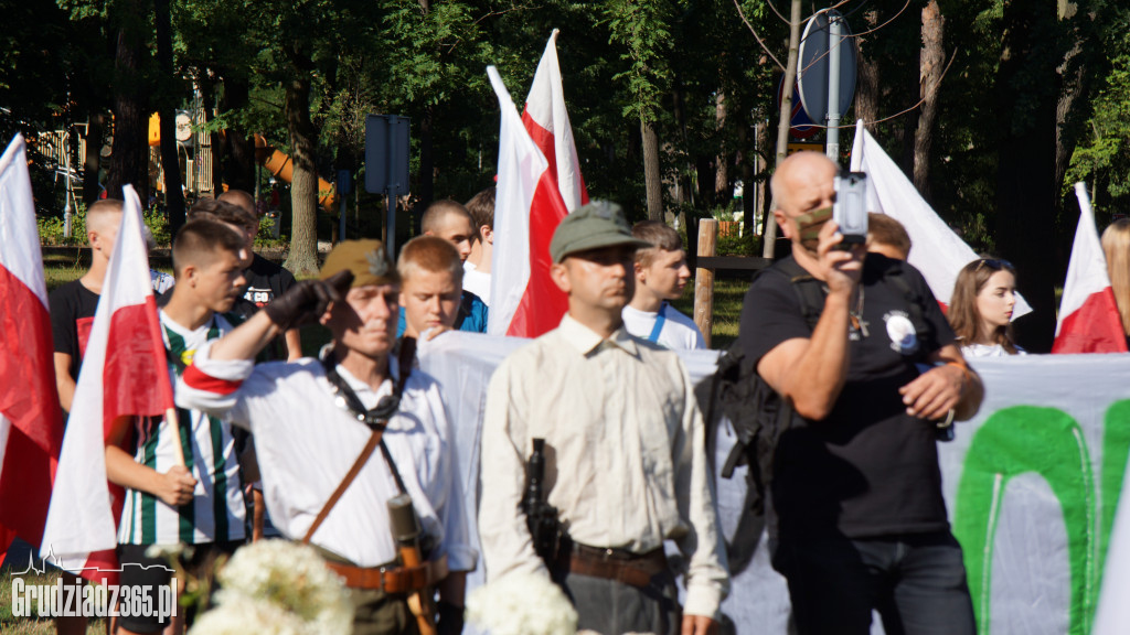 Hołd bohaterom walczącym w Powstaniu Warszawskim