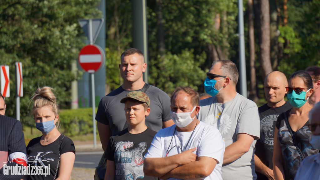 Hołd bohaterom walczącym w Powstaniu Warszawskim