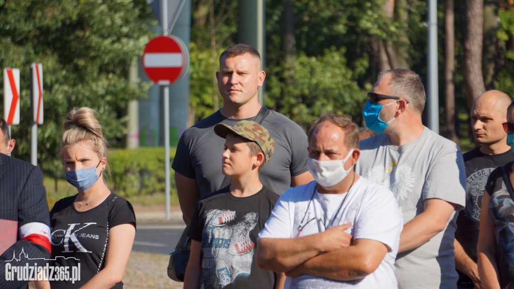 Hołd bohaterom walczącym w Powstaniu Warszawskim