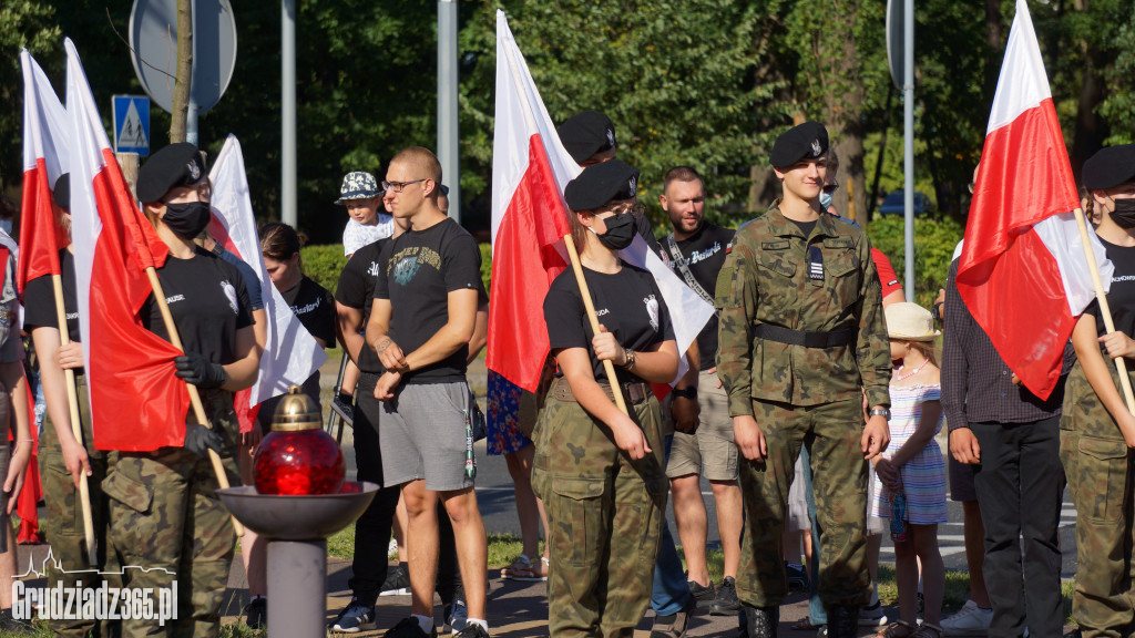 Hołd bohaterom walczącym w Powstaniu Warszawskim