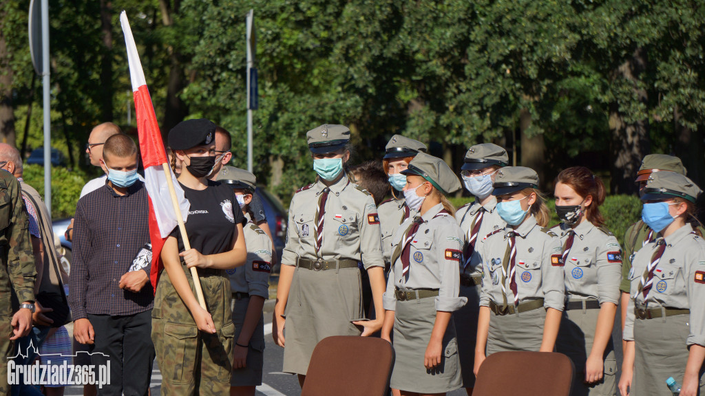 Hołd bohaterom walczącym w Powstaniu Warszawskim