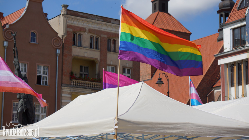 Tęczowy Kram na Rynku Głównym w Grudziądzu