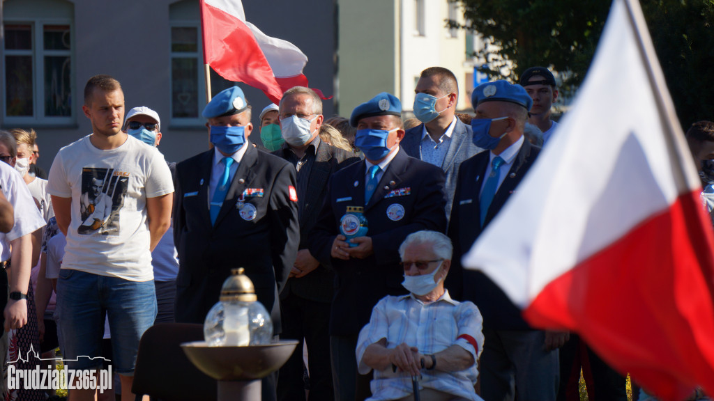 Hołd bohaterom walczącym w Powstaniu Warszawskim