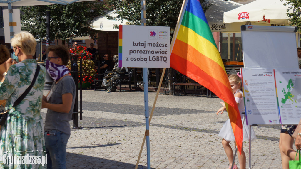 Tęczowy Kram na Rynku Głównym w Grudziądzu